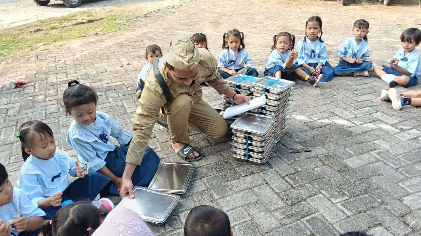 Jelang HUT RI ke-80, Petugas Program MBG Lamongan Antar Makanan dengan Kostum Pejuang
