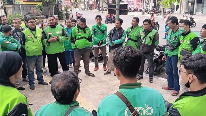 Puluhan Ojol Lamongan Gelar Doa Bersama untuk Affan Kurniawan yang Tewas saat Aksi di Jakarta