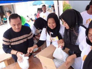 Ratusan Warga Desa Tikung Antre Tebus Sembako Murah Rp15 Ribu