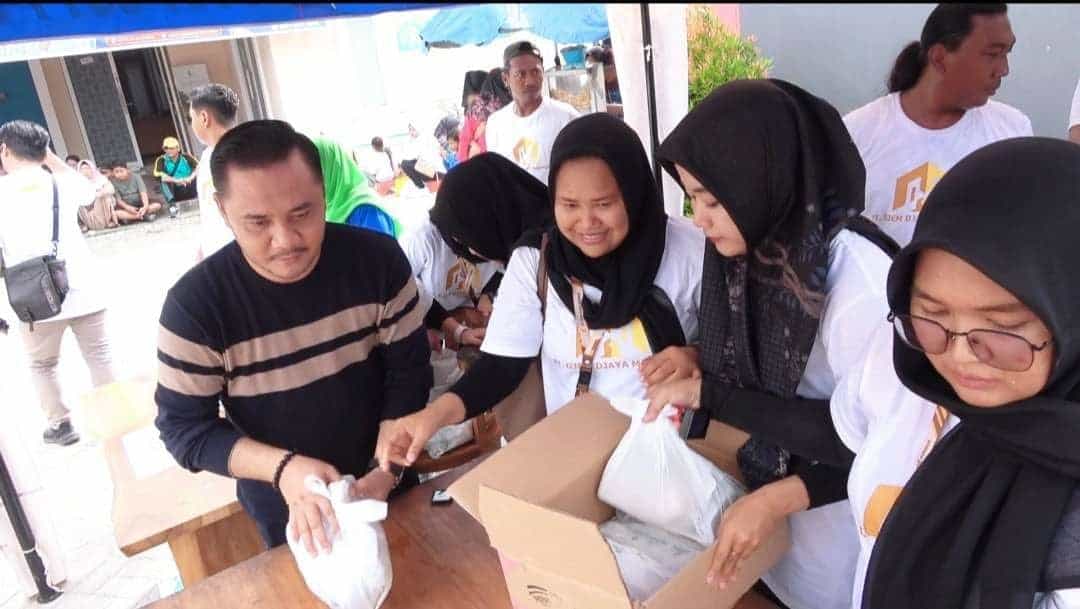 Ratusan Warga Desa Tikung Antre Tebus Sembako Murah Rp15 Ribu