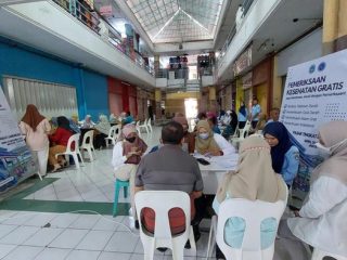 Ratusan Pedagang dan Pengunjung Padati Layanan Cek Kesehatan Gratis di Pasar Lamongan