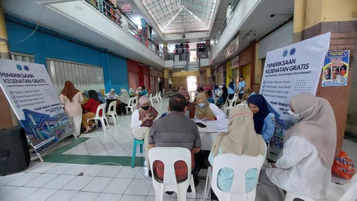 Ratusan Pedagang dan Pengunjung Padati Layanan Cek Kesehatan Gratis di Pasar Lamongan