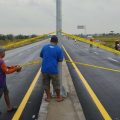 Warga Desa Balun Swadaya Pasang Garis Pembatas demi Tekan Angka Kecelakaan di JLU