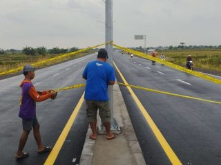 Warga Desa Balun Swadaya Pasang Garis Pembatas demi Tekan Angka Kecelakaan di JLU