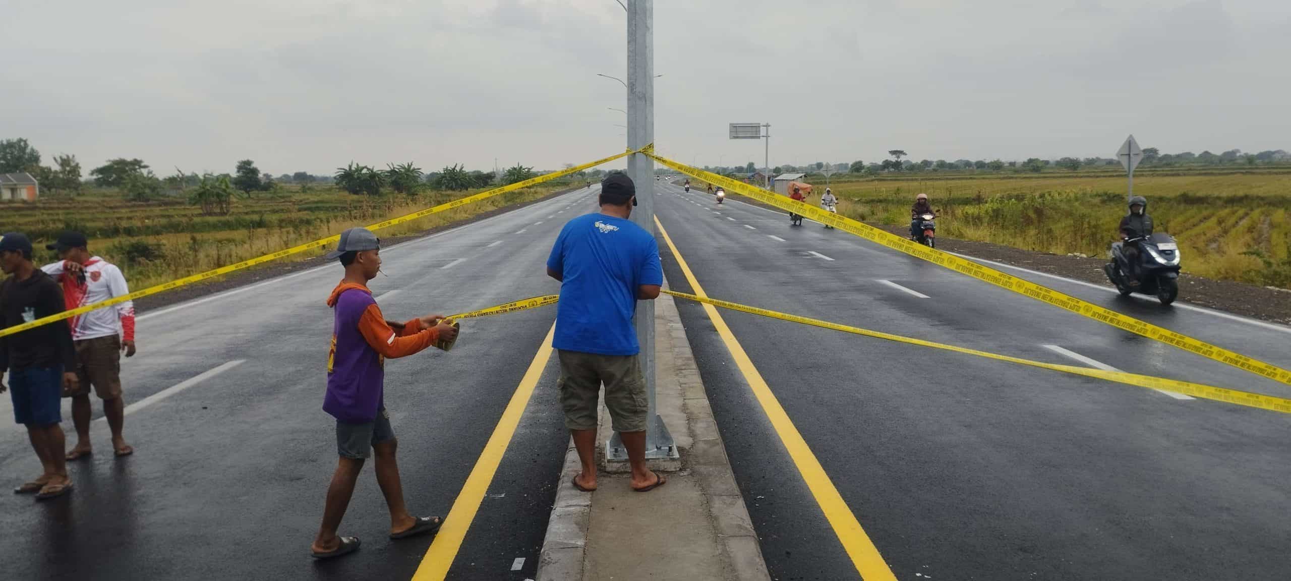 Warga Desa Balun Swadaya Pasang Garis Pembatas demi Tekan Angka Kecelakaan di JLU
