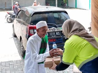 PT Rexline Engineering Indonesia Tebar 202 Paket Makanan untuk Warga Lamongan