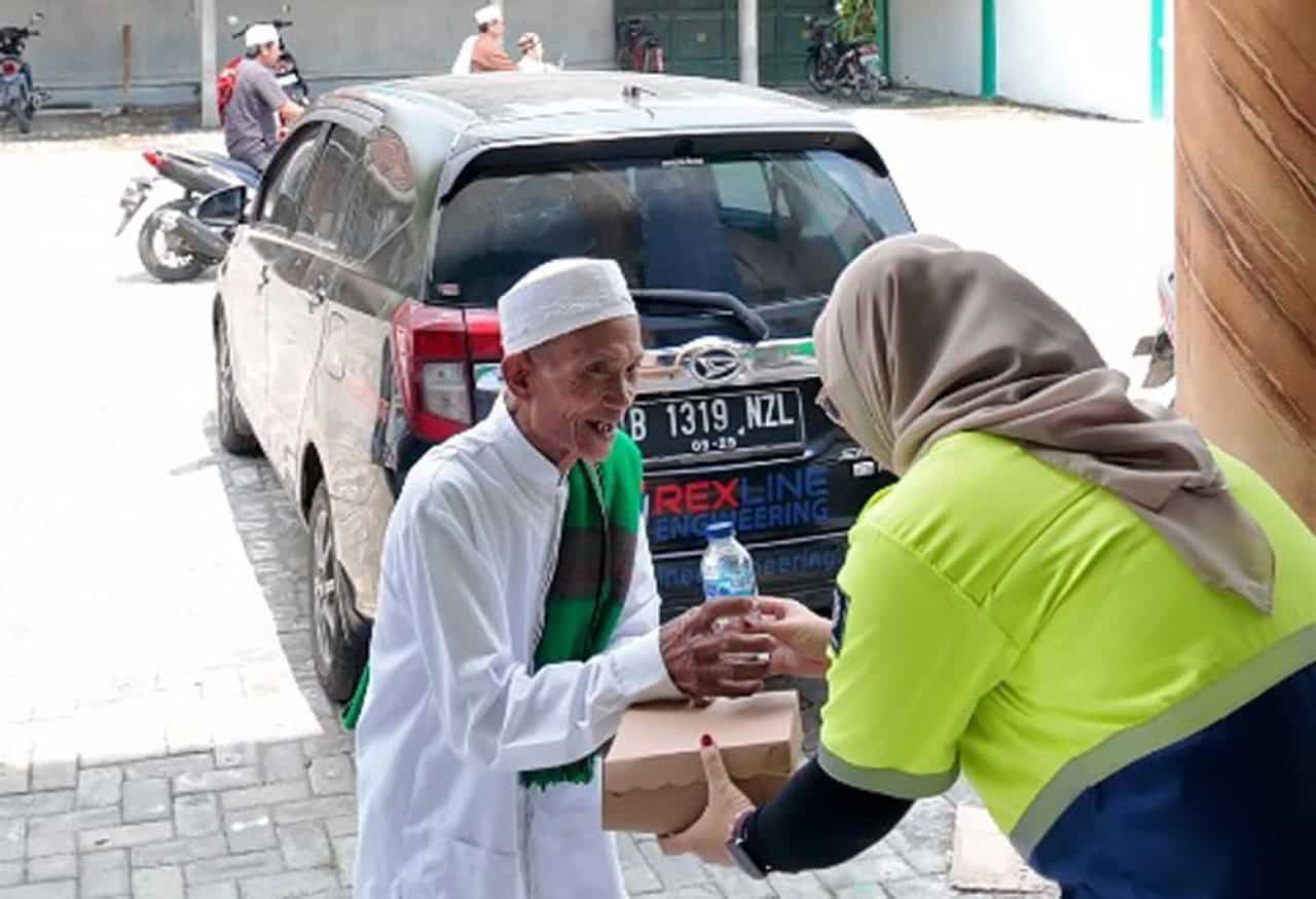 PT Rexline Engineering Indonesia Tebar 202 Paket Makanan untuk Warga Lamongan