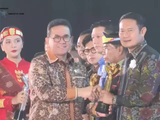 Bupati Lamongan Raih Penghargaan Primaniyarta 2025 sebagai Kepala Daerah Pendukung Ekspor