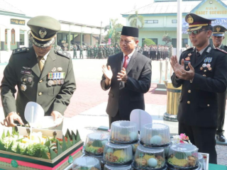 Polres Lamongan Beri Kejutan Spesial untuk TNI di HUT ke-80