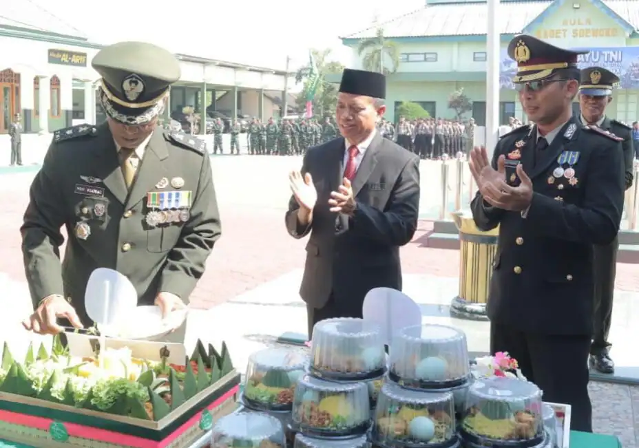 Polres Lamongan Beri Kejutan Spesial untuk TNI di HUT ke-80