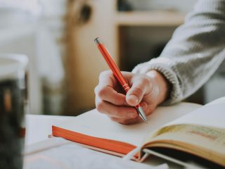 5 Cara Memilih Penerbit Buku yang Tepat agar Karyamu Tidak Salah Rumah
