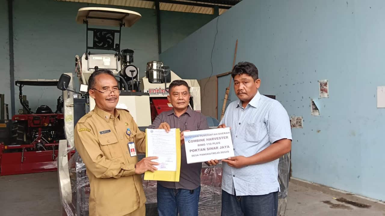 Pemkab Lamongan Salurkan Bantuan Alat Pertanian untuk Petani Padi dan Tembakau