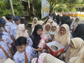 Hari Guru di SMPN 1 Lamongan Berlangsung Hangat dengan Kejutan Spesial