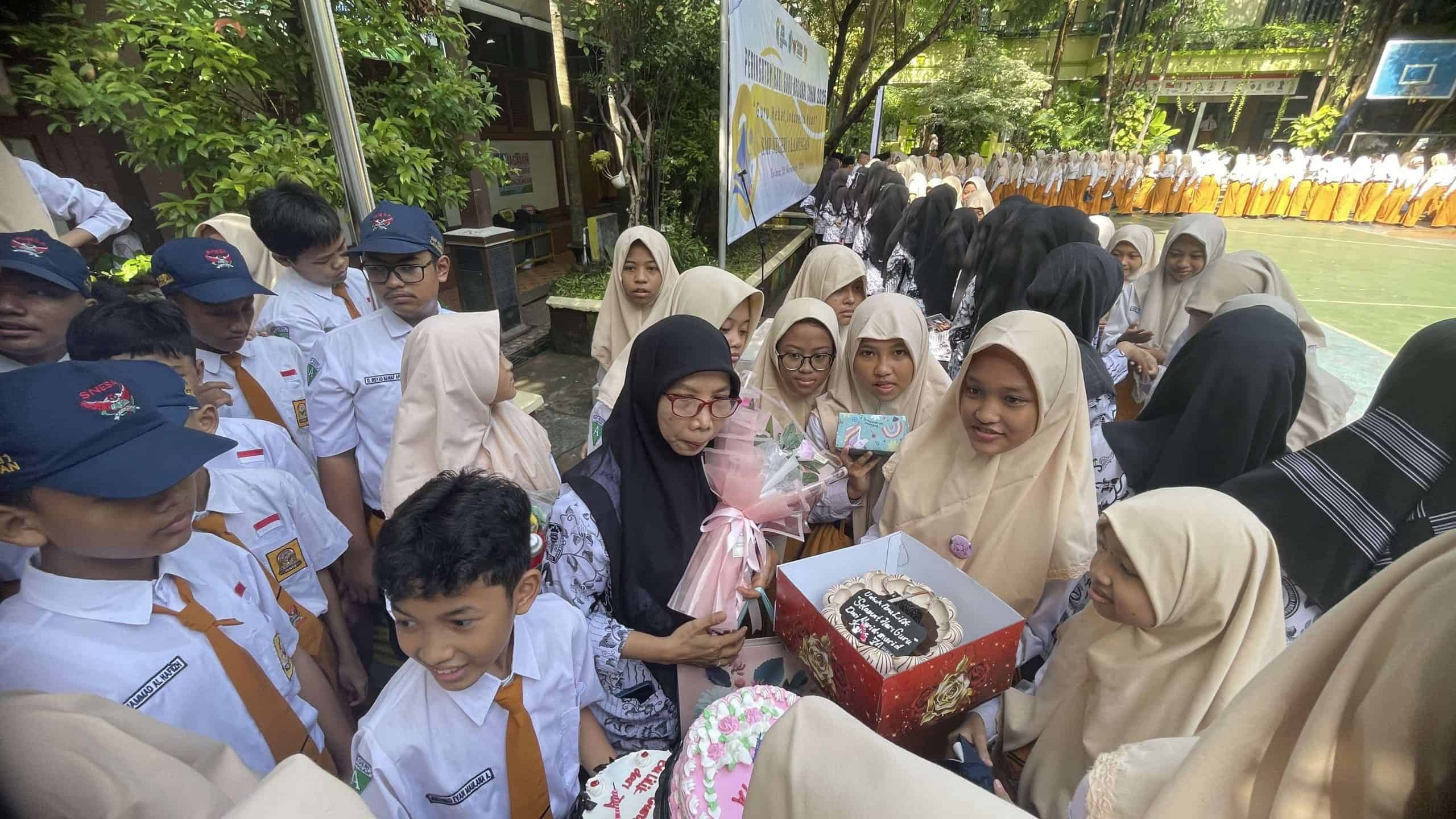 Hari Guru di SMPN 1 Lamongan Berlangsung Hangat dengan Kejutan Spesial