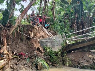Jembatan di Desa Talunrejo Ambruk Tergerus Arus Sungai, Warga Cari Jalur Alternatif