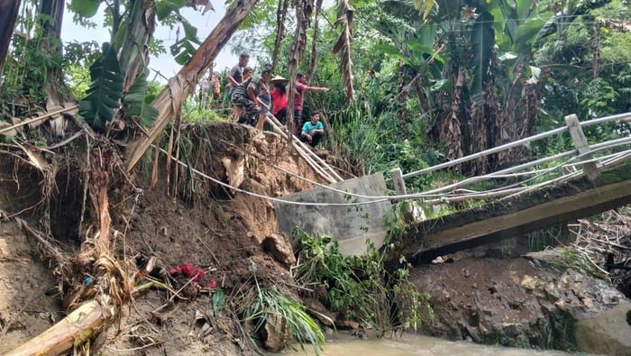 Jembatan di Desa Talunrejo Ambruk Tergerus Arus Sungai, Warga Cari Jalur Alternatif