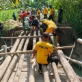 Akses Terputus, Pemkab Lamongan dan Warga Bangun Jembatan Darurat di Talunrejo