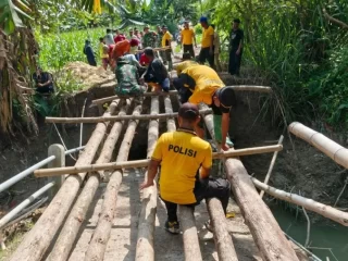 Akses Terputus, Pemkab Lamongan dan Warga Bangun Jembatan Darurat di Talunrejo