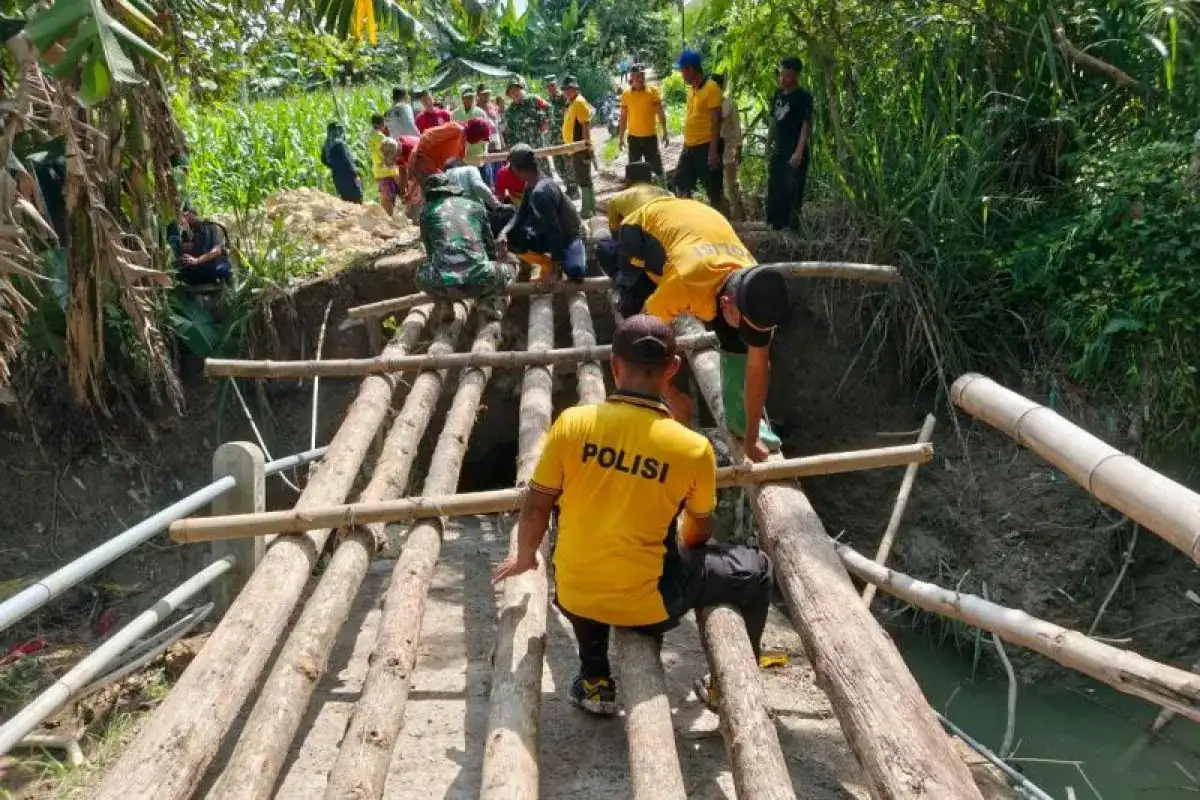 Akses Terputus, Pemkab Lamongan dan Warga Bangun Jembatan Darurat di Talunrejo