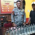 Polsek Babat Gagalkan Pengiriman 25 Botol Arak Bali Menuju Kedungpring