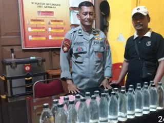 Polsek Babat Gagalkan Pengiriman 25 Botol Arak Bali Menuju Kedungpring