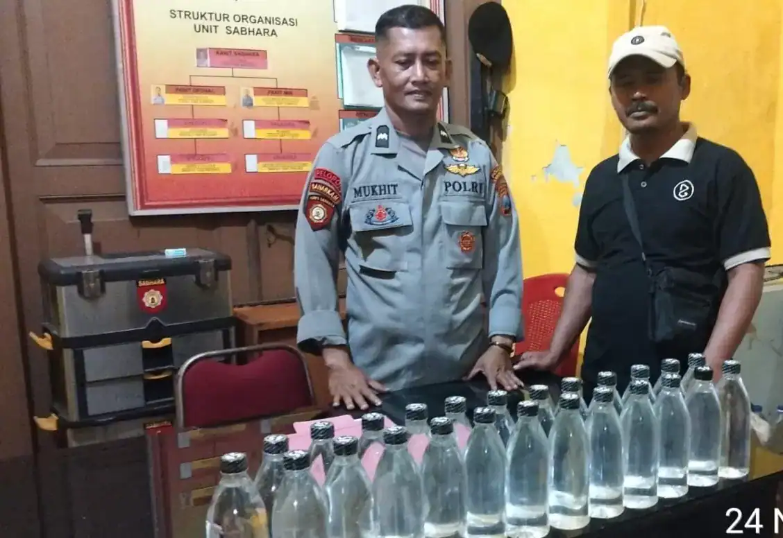 Polsek Babat Gagalkan Pengiriman 25 Botol Arak Bali Menuju Kedungpring
